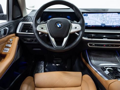 Used 2023 BMW X7 xDrive40i w/ Premium Package image 3