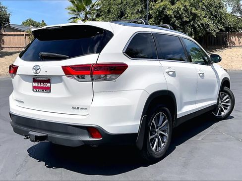 Used 2019 Toyota Highlander XLE AWD/4WD image 2