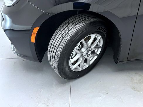 Used 2025 Chrysler Pacifica Select image 22