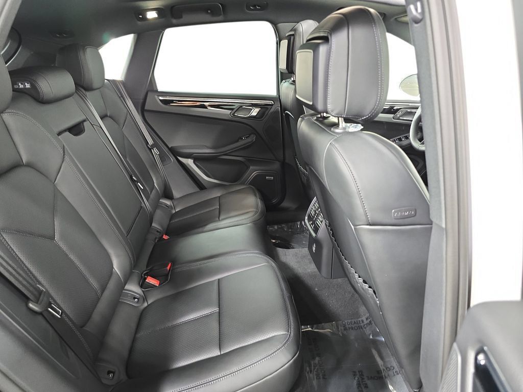 Certified 2026 Porsche Macan AWD/4WD image 26