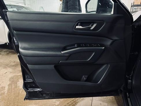 Used 2023 Nissan Pathfinder SL image 13