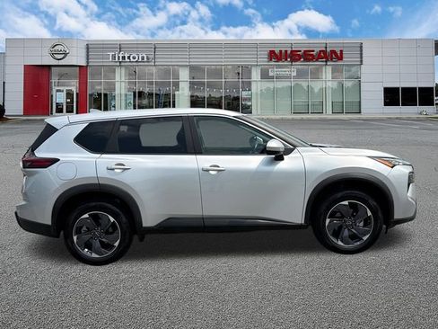 Used 2025 Nissan Rogue SV FWD image 8