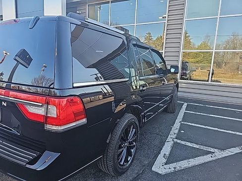 Used 2017 Lincoln Navigator Select image 5