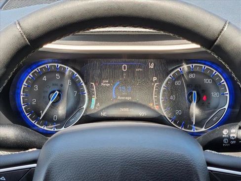 Used 2023 Chrysler Pacifica Touring-L FWD image 11