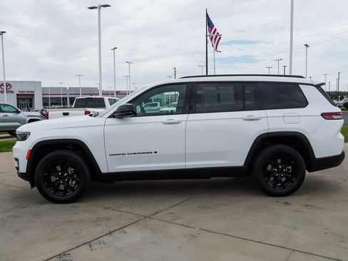 Used 2024 Jeep Grand Cherokee L Altitude AWD/4WD image 5