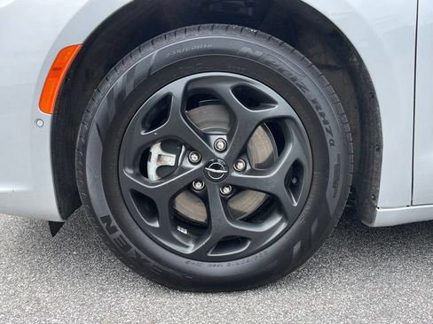 Used 2024 Chrysler Pacifica Premium FWD image 2