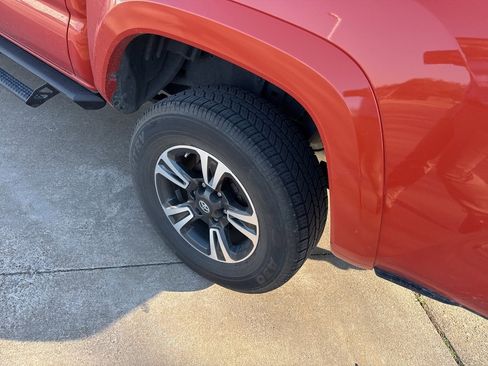 Used 2018 Toyota Tacoma TRD Sport w/ Technology Package image 13