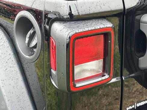 Used 2022 Jeep Wrangler Unlimited Sport w/ Sun And Sound Package image 10