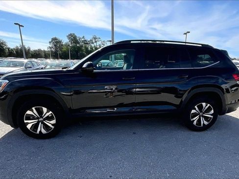 Certified 2025 Volkswagen Atlas SE image 8