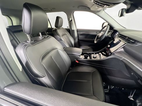 Used 2023 Jeep Grand Cherokee Limited w/ Black Appearance Package image 27