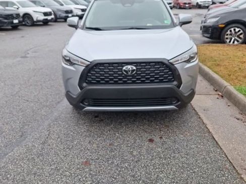 Used 2024 Toyota Corolla Cross LE image 2