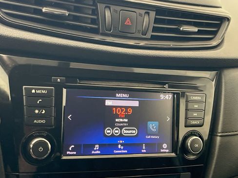 Used 2018 Nissan Rogue SV AWD/4WD image 16