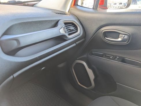 Used 2016 Jeep Renegade Latitude w/ Cold Weather Group image 28