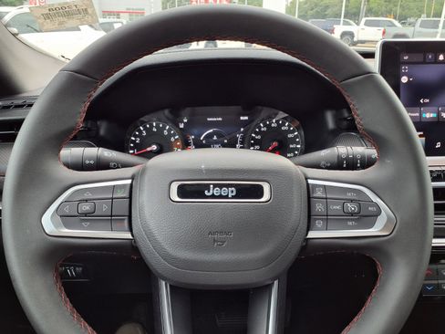 Used 2025 Jeep Compass Trailhawk AWD/4WD image 20