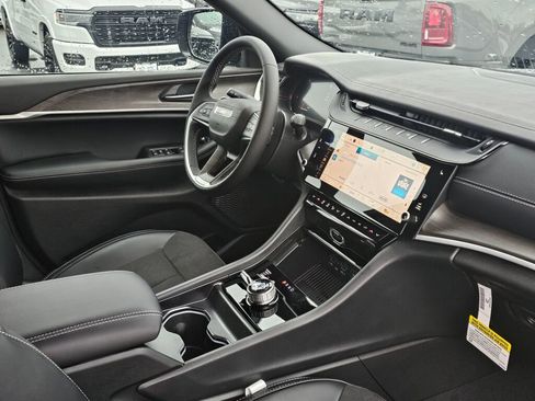 New 2026 Jeep Grand Cherokee Altitude image 11