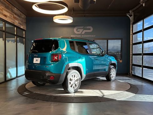 Used 2022 Jeep Renegade Latitude w/ Convenience Group AWD/4WD image 3
