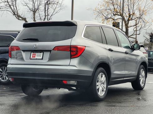 Used 2017 Honda Pilot LX image 5