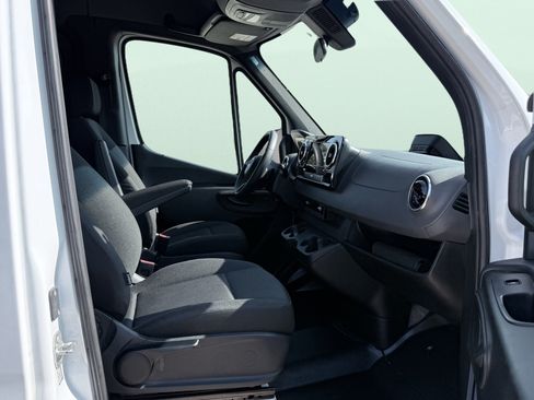 Used 2025 Mercedes-Benz Sprinter 2500 image 38