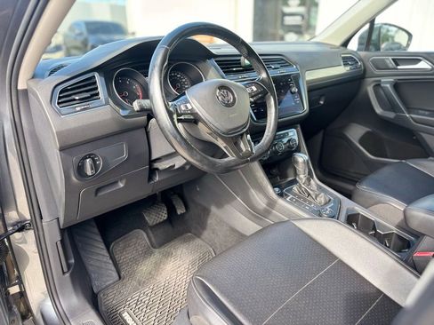 Used 2018 Volkswagen Tiguan SE w/ Panoramic Sunroof Package image 10