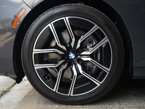 Used 2024 BMW 740i w/ Premium Package image 33