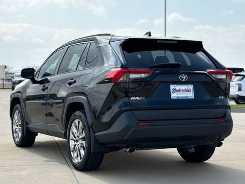 Used 2021 Toyota RAV4 XLE Premium FWD image 6