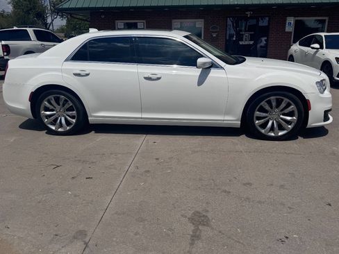 Used 2019 Chrysler 300 Touring L w/ Quick Order Package 22F RWD image 4