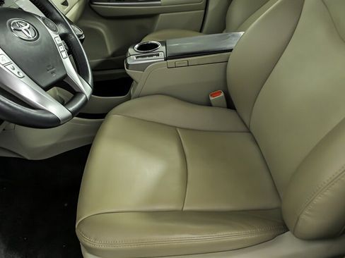 Used 2017 Toyota Prius V Four FWD image 15