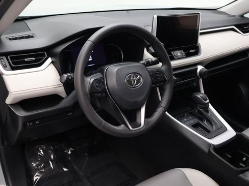 Used 2023 Toyota RAV4 XLE Premium FWD image 15
