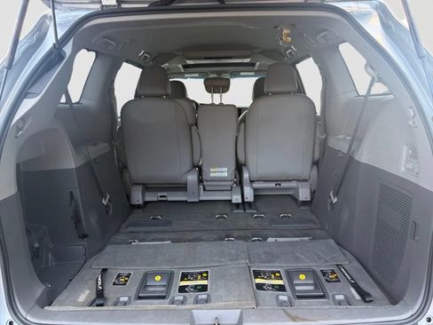 Used 2015 Toyota Sienna XLE Premium w/ Four Season Floor Mat Package FWD image 17
