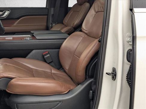Used 2023 Lincoln Navigator Reserve image 16