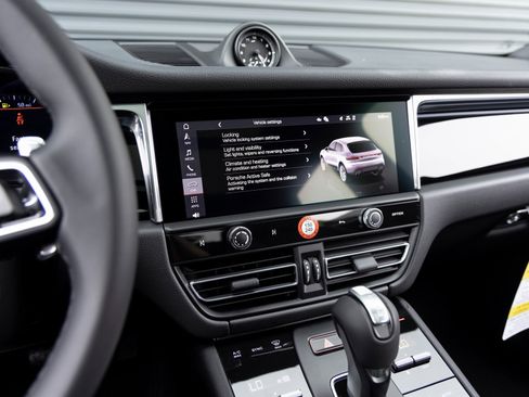 Used 2025 Porsche Macan image 15