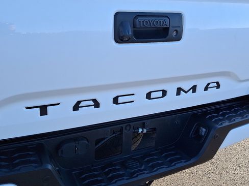 Used 2016 Toyota Tacoma Limited image 31