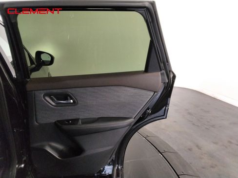 Used 2023 Nissan Rogue SV image 30