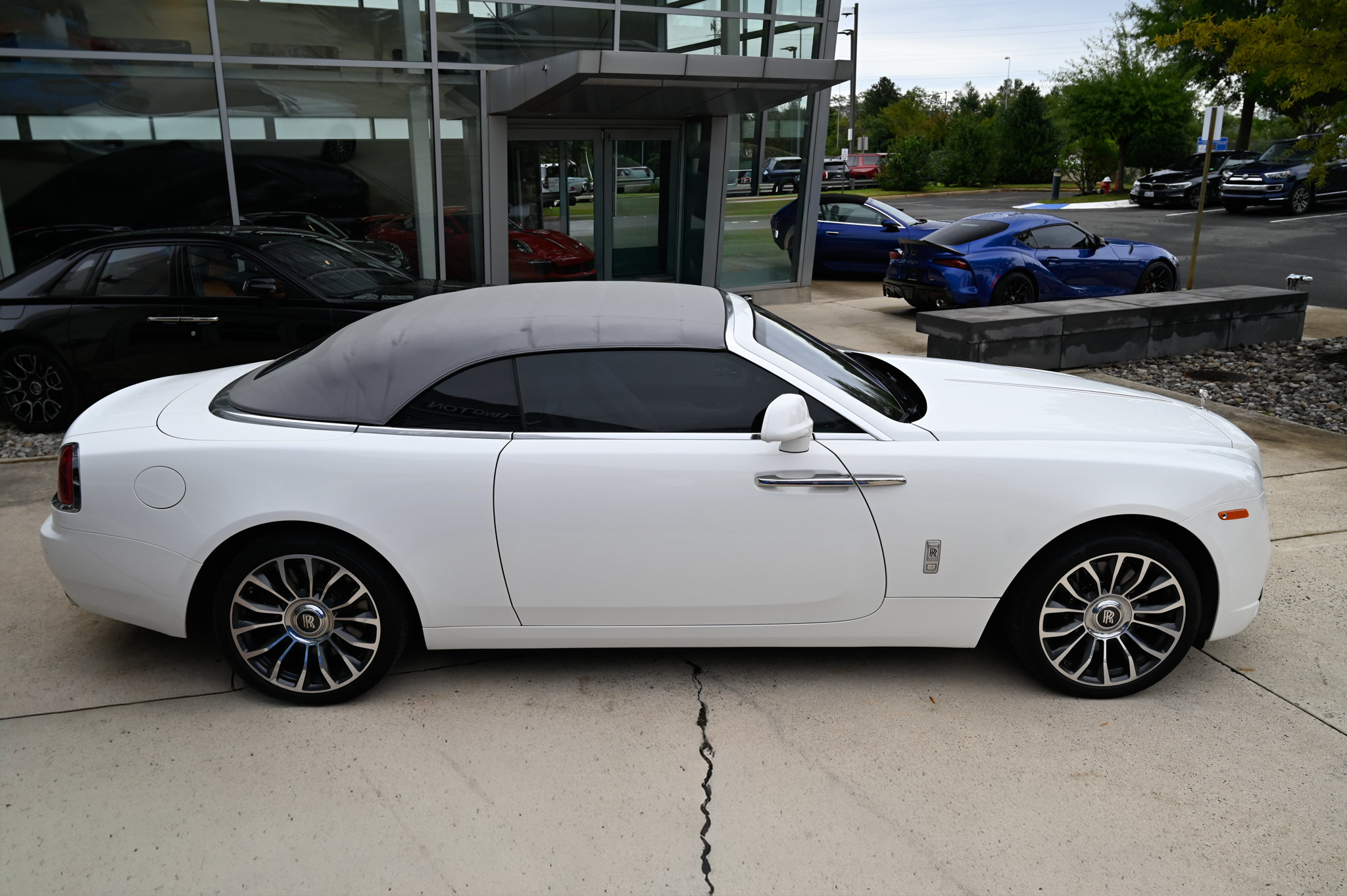 Used 2018 Rolls-Royce Dawn RWD image 4