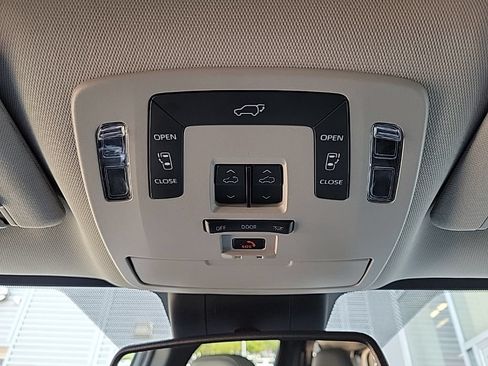 Used 2025 Toyota Sienna XLE FWD image 37