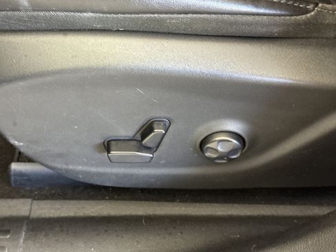 Used 2019 Jeep Cherokee Latitude Plus w/ Comfort/Convenience Group image 17