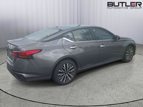 Used 2025 Nissan Altima 2.5 SV FWD image 3