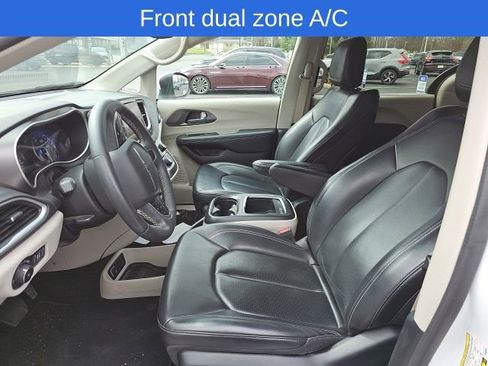 Used 2023 Chrysler Pacifica Touring-L image 6