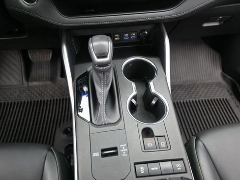 Used 2022 Toyota Highlander XLE image 10