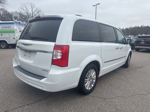 Used 2014 Chrysler Town & Country Limited image 4
