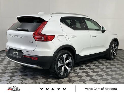 Used 2025 Volvo XC40 B5 Core image 9