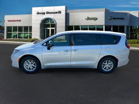 New 2026 Chrysler Pacifica Select image 4