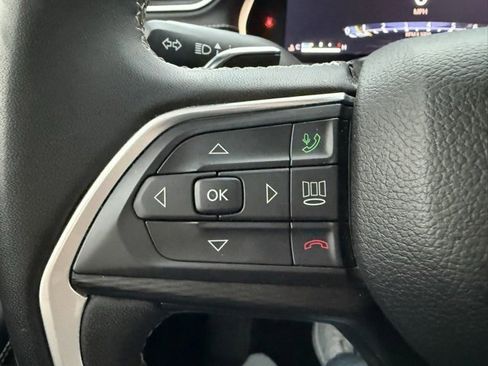 Used 2023 Jeep Grand Cherokee L Laredo image 14