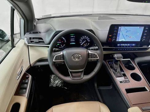 Used 2021 Toyota Sienna XLE w/ XLE Plus Package FWD image 23