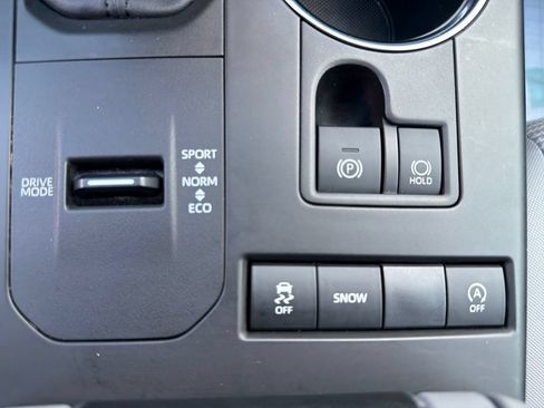 Used 2020 Toyota Highlander LE FWD image 18
