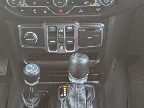 Used 2019 Jeep Wrangler Unlimited Sahara image 21