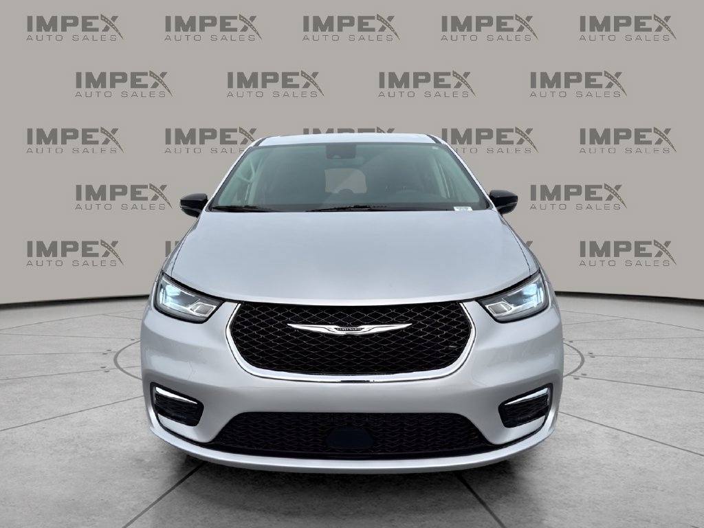Used 2024 Chrysler Pacifica Touring-L FWD image 8
