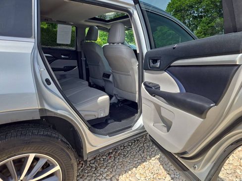 Used 2018 Toyota Highlander XLE AWD/4WD image 23