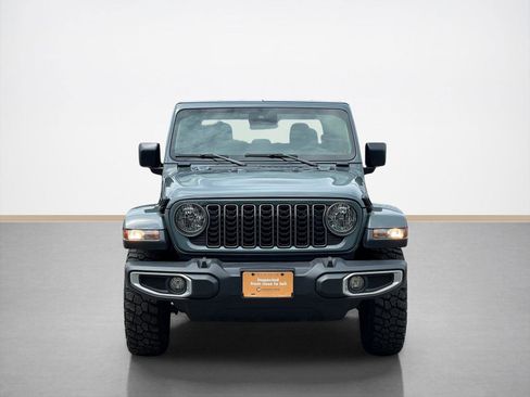 Used 2024 Jeep Gladiator Sport AWD/4WD image 2