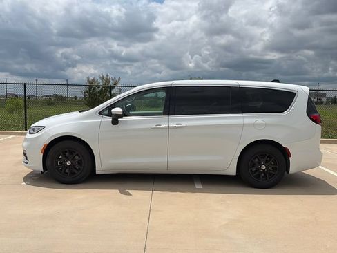 Used 2023 Chrysler Pacifica Touring-L FWD image 6